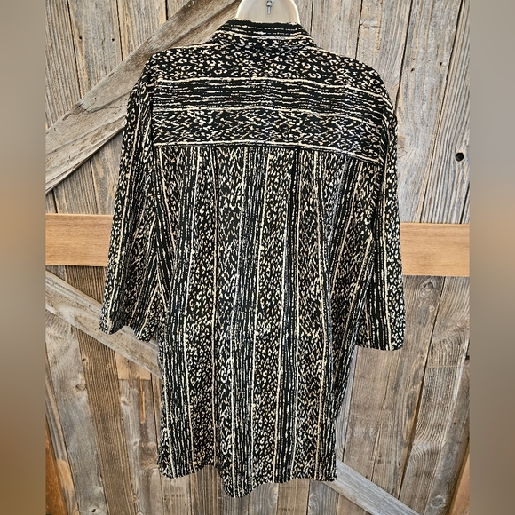 Maggie Barnes Women's Button Front Top Black Gold Polyester Plus Size 22W EUC - Picture 3 of 7